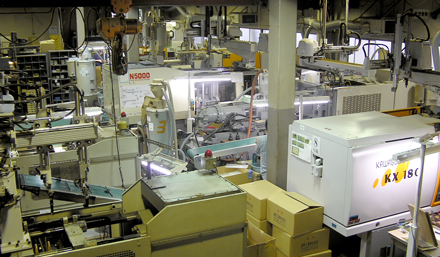 小ロットのプラスチック（樹脂）射出成形も受注する神奈川県川崎市の星野工業の工場内
